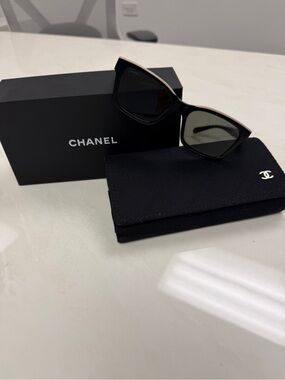 CHANEL Black Cat-Eye Sunglasses with Beige Accent